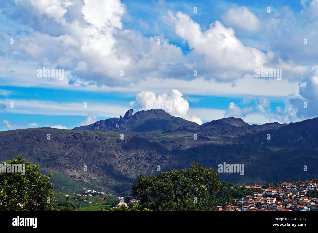 Vue partielle d'Ouro Preto, avec le pic d'Itacotomie en arrière-plan, Brésil Banque D'Images
