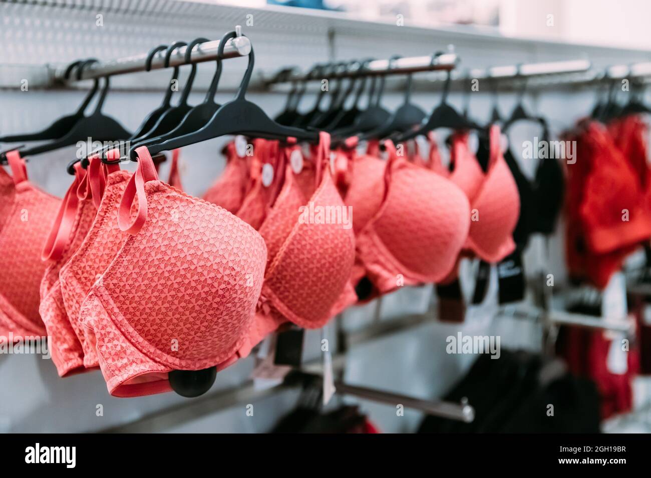 Soutien-gorge Soutien-gorge Rose Femme féminine sur le crochet dans le  magasin de centre commercial Photo Stock - Alamy