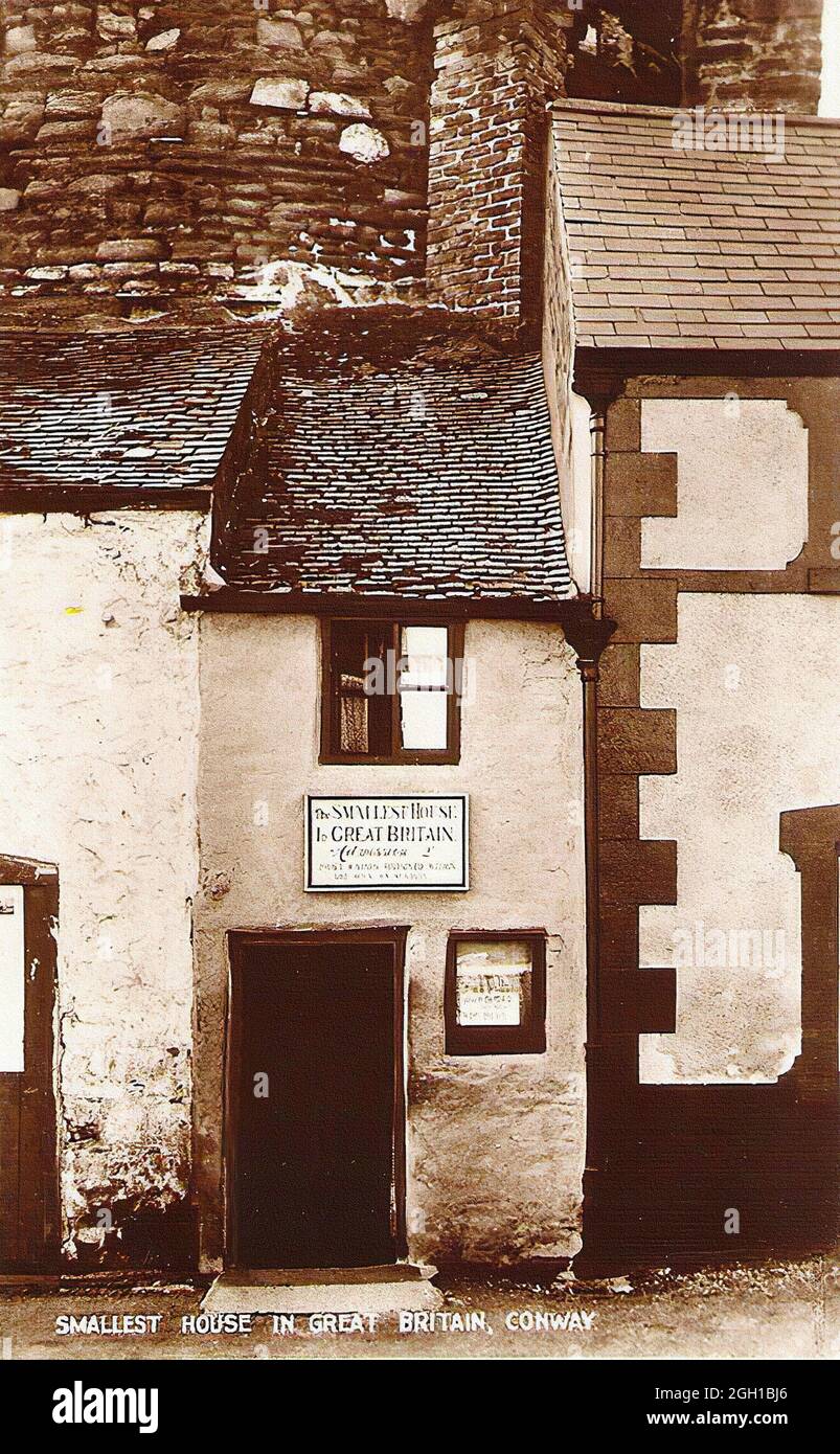 La plus petite maison de Grande-Bretagne, également connue sous le nom de Quay House, Conwy, pays de Galles. Début du XXe siècle. Banque D'Images