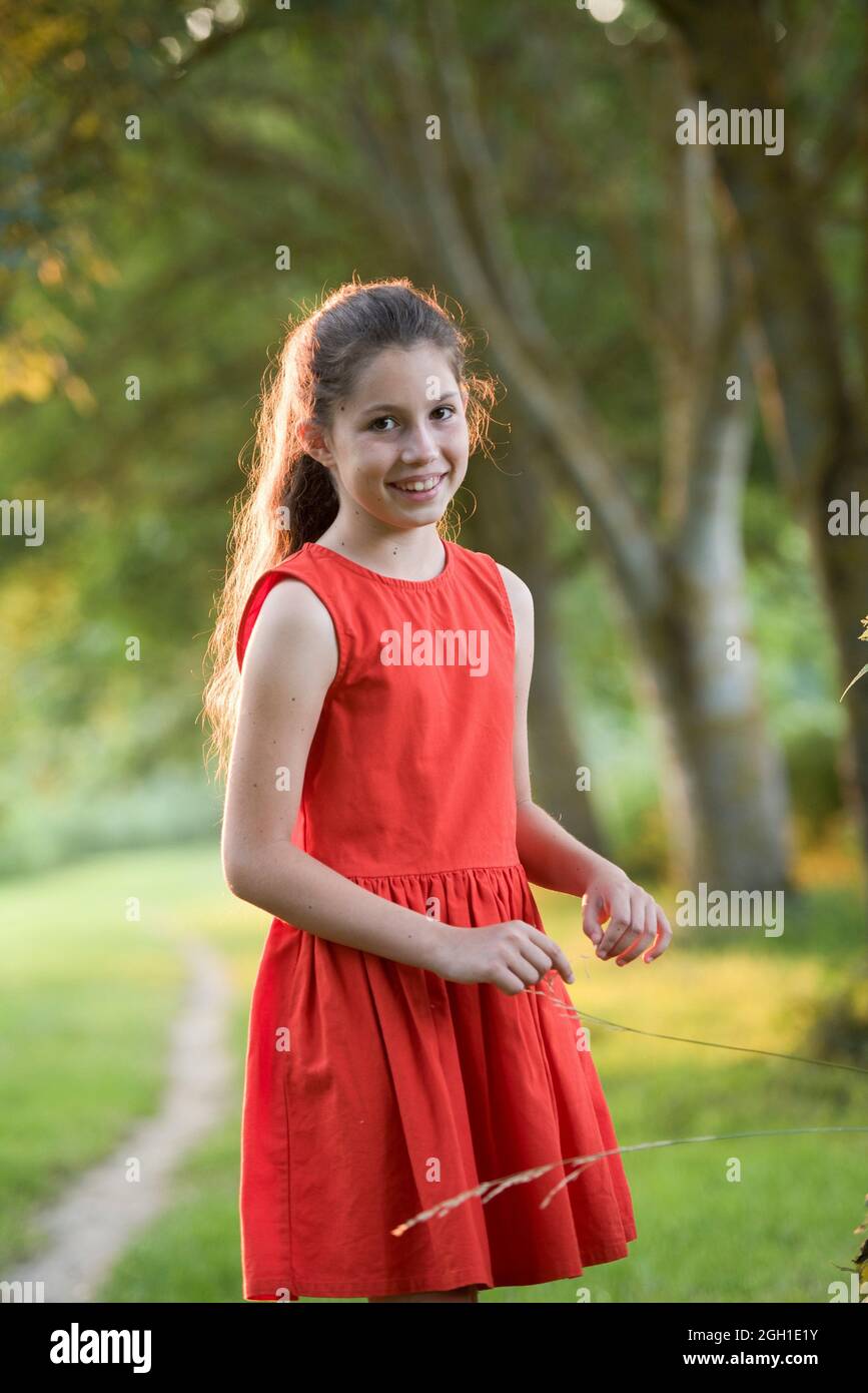 Fille en rouge Banque de photographies et d�??images ?� haute r?�solution - Alamy