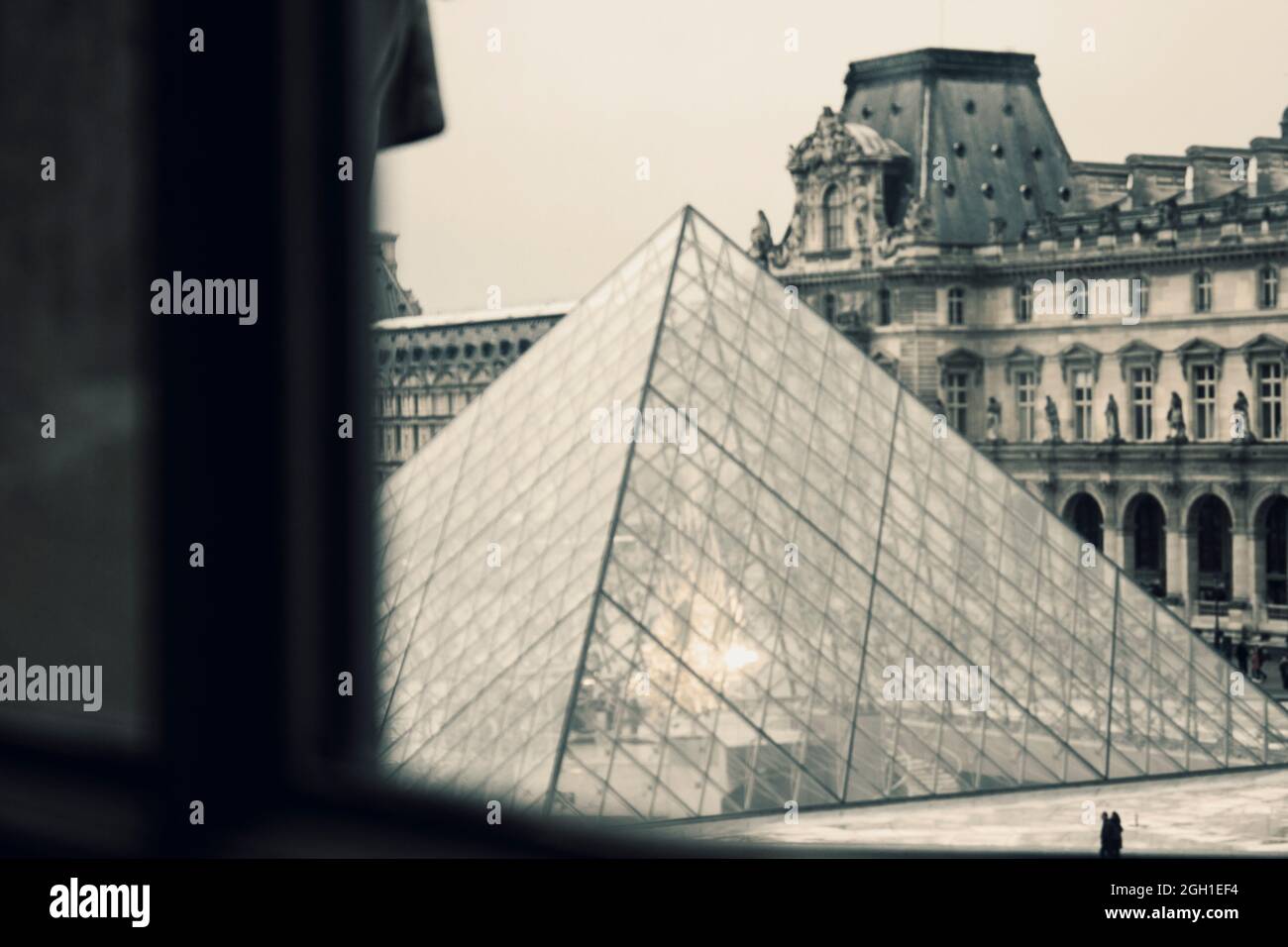 Pyramide du Louvre à Paris vue de l'intérieur du musée par une fenêtre Banque D'Images