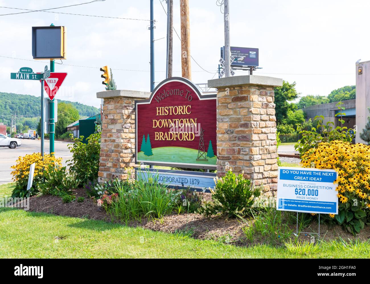 BRADFORD, PA, USA-13 AOÛT 2021 : panneau du monument, « Bienvenue dans le centre-ville historique de Bradford ». Banque D'Images