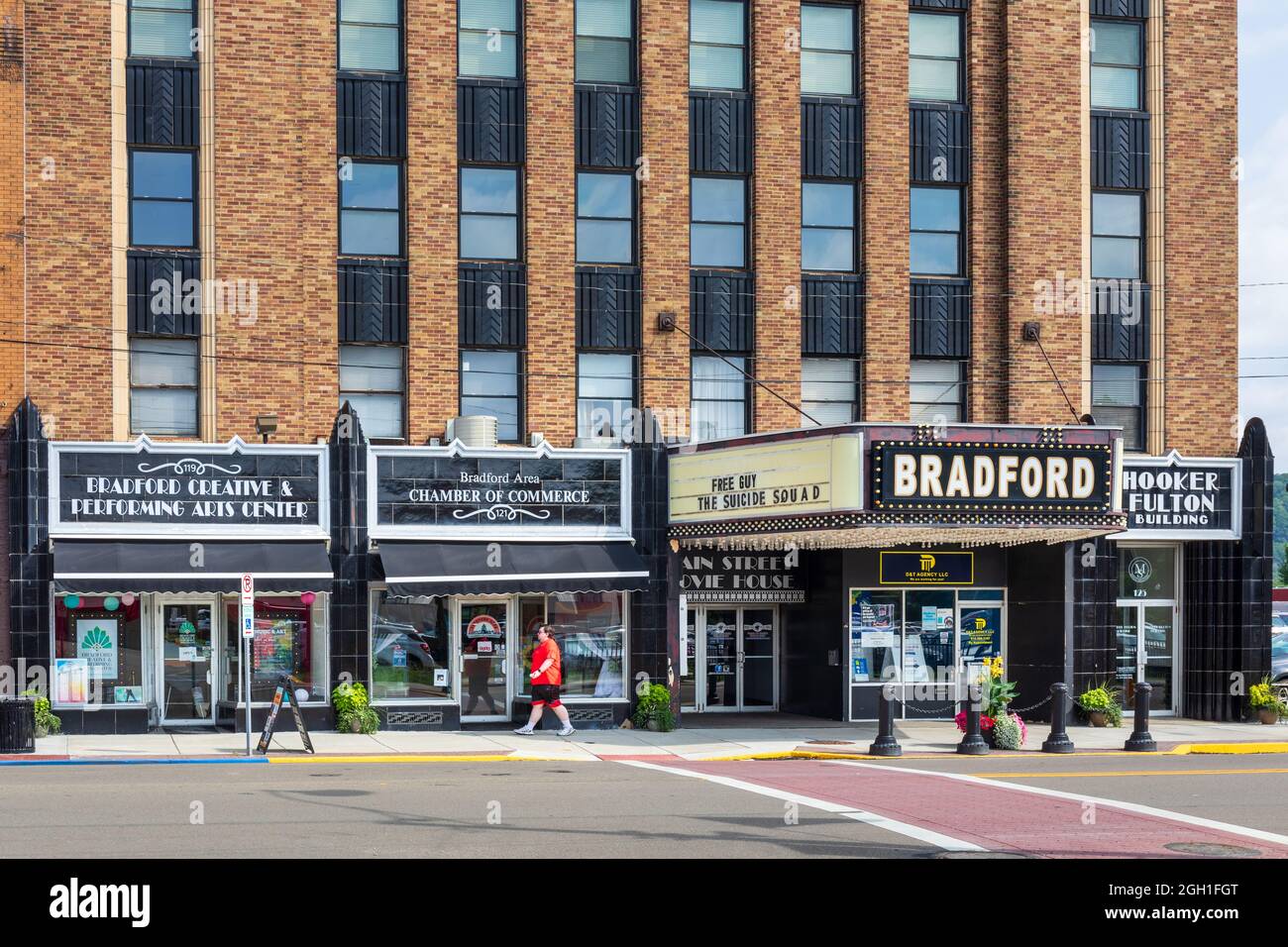 BRADFORD, PA, USA-13 AOÛT 2021 : le bâtiment Hooker Fulton sur main Street, qui contient le théâtre Bradford, la Chambre de commerce et la Bradford Banque D'Images