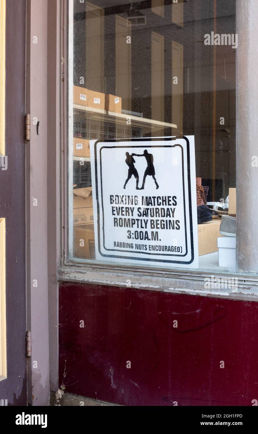 BRADFORD, PA, USA-13 AOÛT 2021 : une affiche dans une fenêtre de magasin annonçant « les matchs de boxe tous les samedis, commencent rapidement à 3h du matin ». Banque D'Images