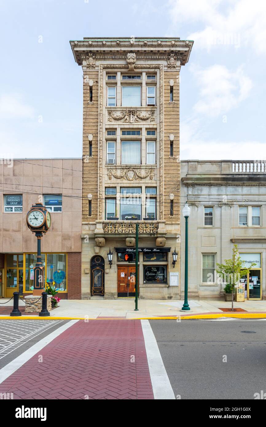BRADFORD, PA, USA-13 AOÛT 2021 : un bâtiment 1902 très orné, appelé « l'option House », qui abrite maintenant Kabob's, et le salon Trading Room. Banque D'Images