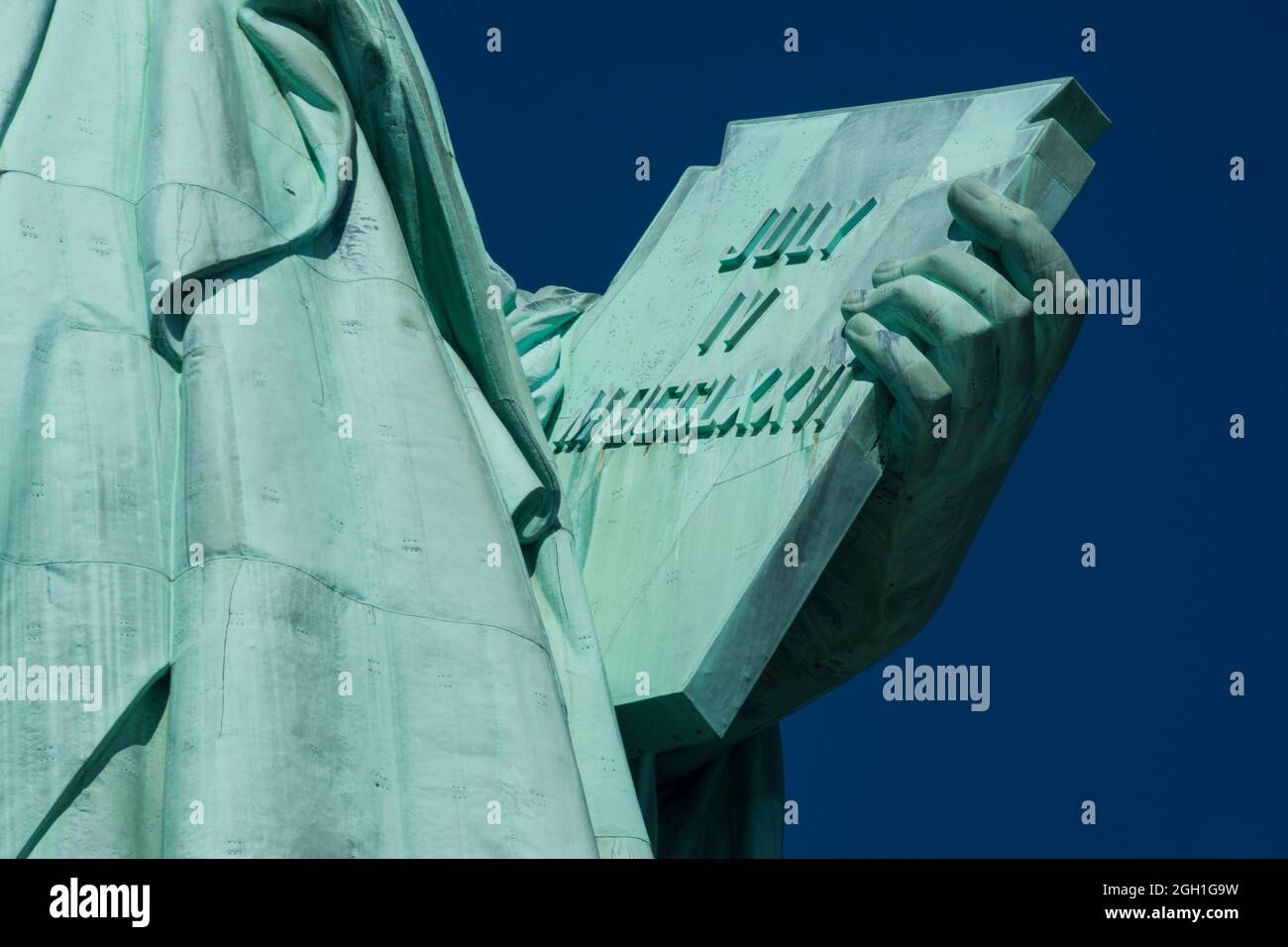 Gros plan de la tablette tenue par Liberty portant l'inscription 4 juillet  1776, Statue de la liberté, New York City, États-Unis Photo Stock - Alamy