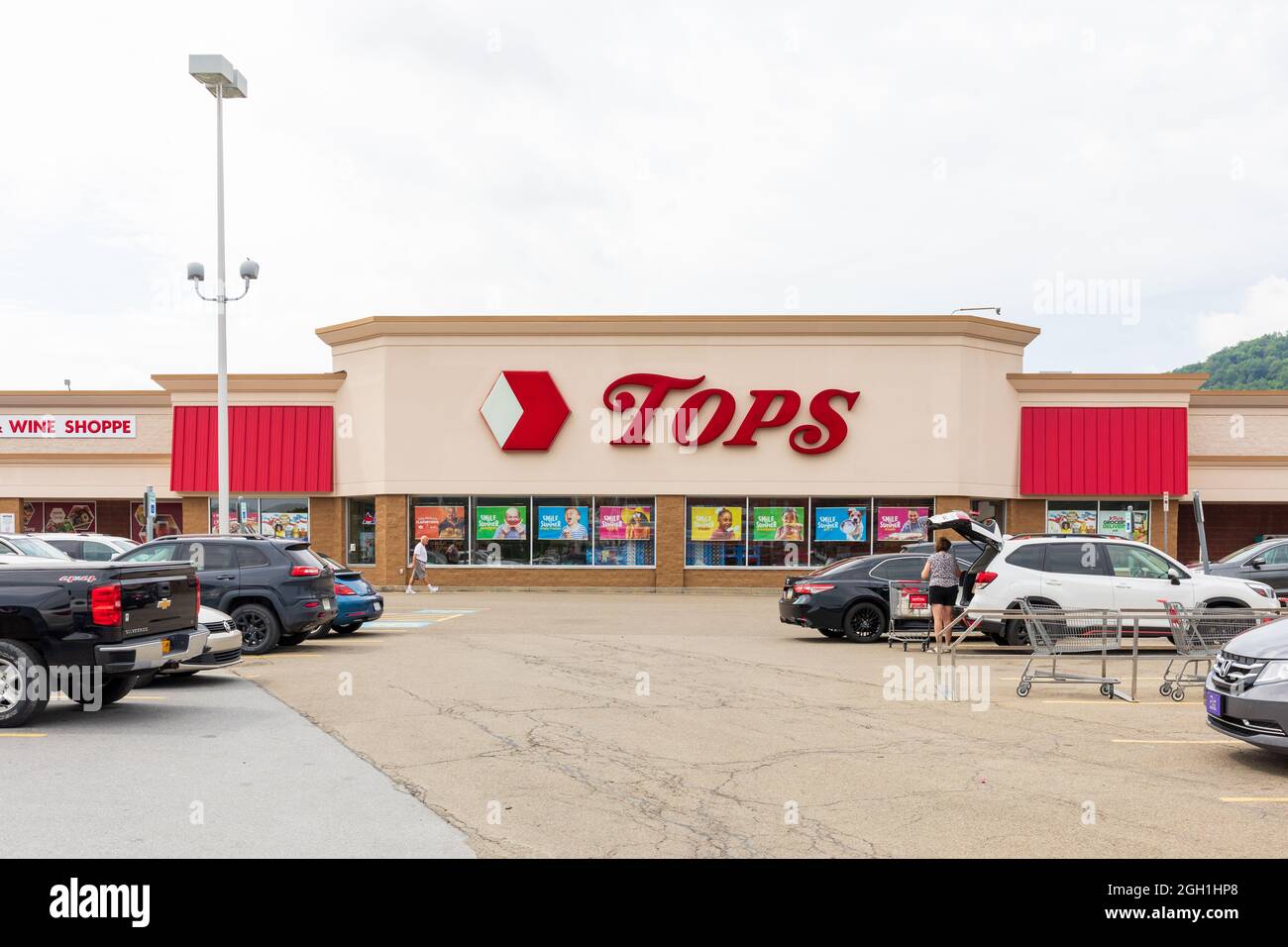 BRADFORD, PA, USA-13 AOÛT 2021 : UN MARCHÉ DE LA HAUTE. Ces épiceries sont situées à New York, en Pennsylvanie et au Vermont. Montre l'avant du magasin, le stationnement Banque D'Images