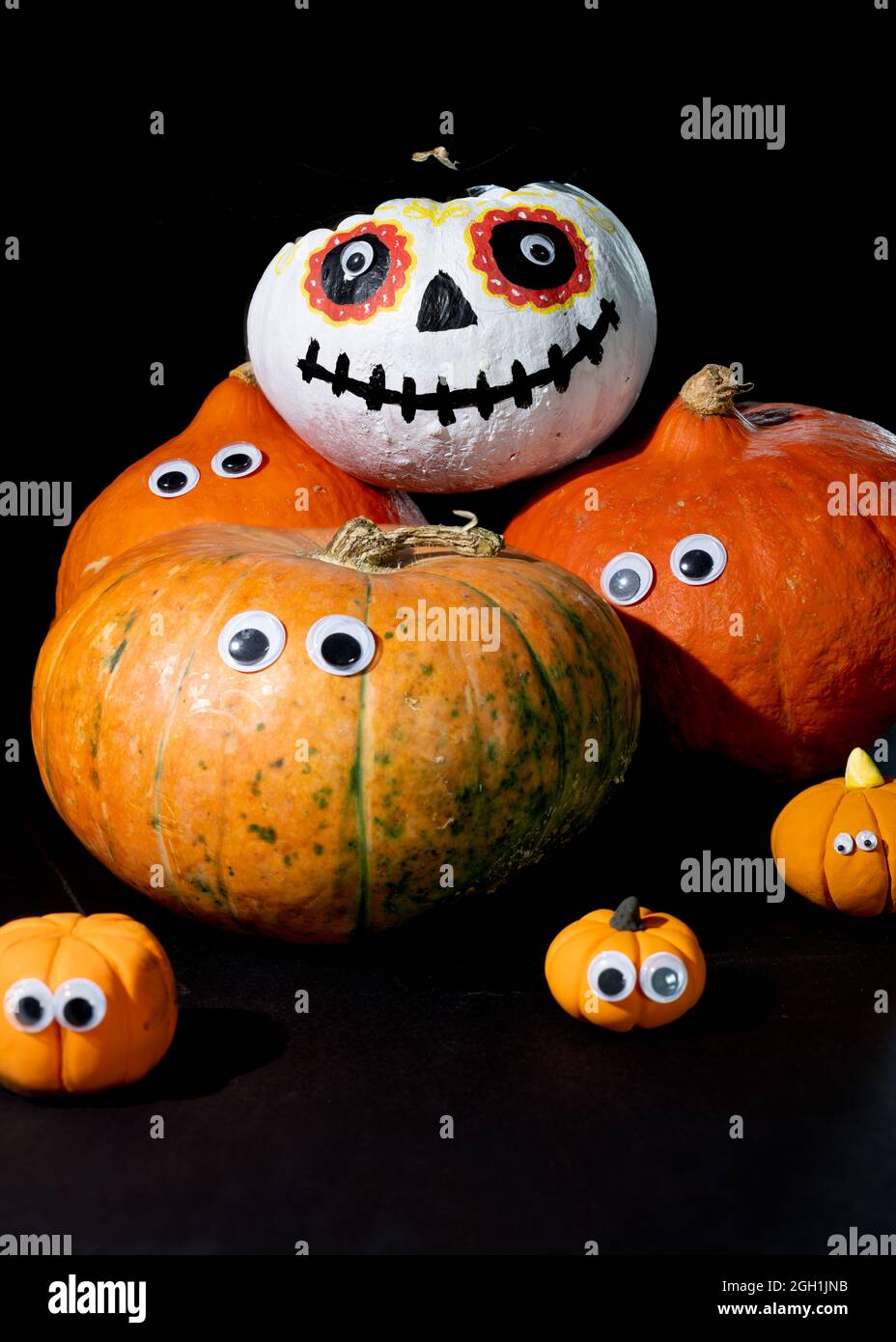 Ensemble de citrouilles d'Halloween avec les yeux sur fond noir. Décorations pour Halloween et le jour des morts - Dia de los Muertos. Banque D'Images