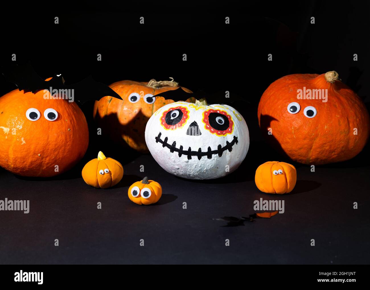 Ensemble de citrouilles d'Halloween avec les yeux sur fond noir. Décorations pour Halloween et le jour des morts - Dia de los Muertos. Banque D'Images