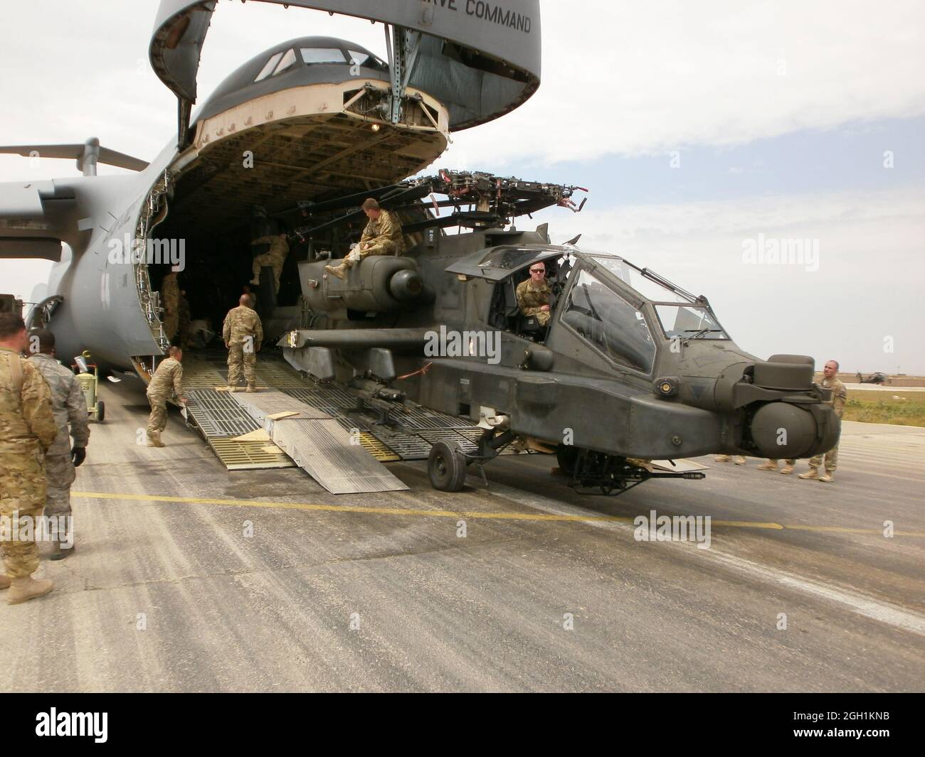 Le 28 avril 2012, des soldats de la 12e Brigade de l'aviation de combat, en provenance d'Ansbach, en Allemagne, déchargent un hélicoptère Apache AH-64 d'un avion cargo C5 Galaxy à Mazar e Sharif, en Afghanistan. La brigade est déployée dans le Commandement régional Nord de l'Afghanistan à l'appui de l'opération liberté immuable. (Photo du Maj. John C. Crotzer) Banque D'Images