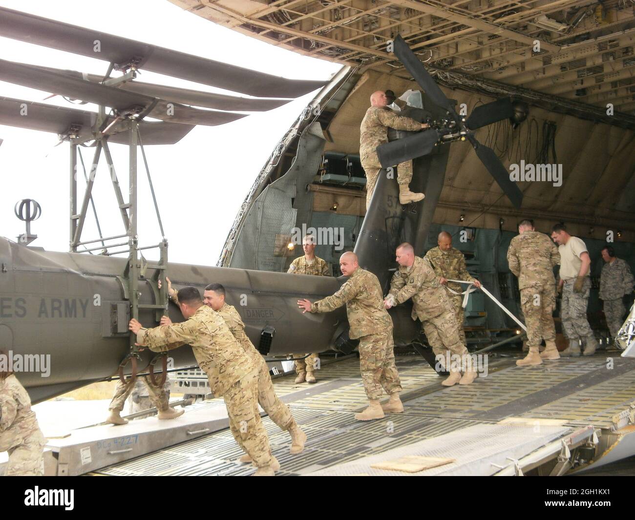 Le 28 avril 2012, des soldats de la 12e Brigade de l'aviation de combat, en provenance d'Ansbach, en Allemagne, déchargent un hélicoptère Apache AH-64 d'un avion cargo C5 Galaxy à Mazar e Sharif, en Afghanistan. La brigade est déployée dans le Commandement régional Nord de l'Afghanistan à l'appui de l'opération liberté immuable. (Photo du Maj. John C. Crotzer) Banque D'Images