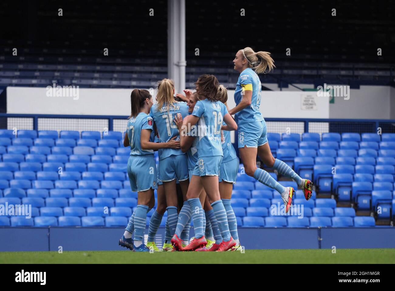 Les joueurs célèbrent après que Khadija Shaw (21 Manchester City) a obtenu le troisième but lors du match de la Barclays FA Womens Super League entre Everton et Manchester City à Goodison Park à Liverpool, en Angleterre Banque D'Images