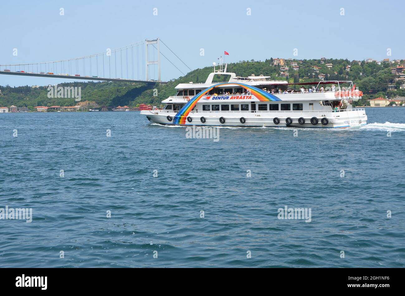 Paysage pittoresque avec un bateau sur les eaux de Bosporus, vu de l'hôtel de luxe four Seasons d'Istanbul, Turquie. Banque D'Images