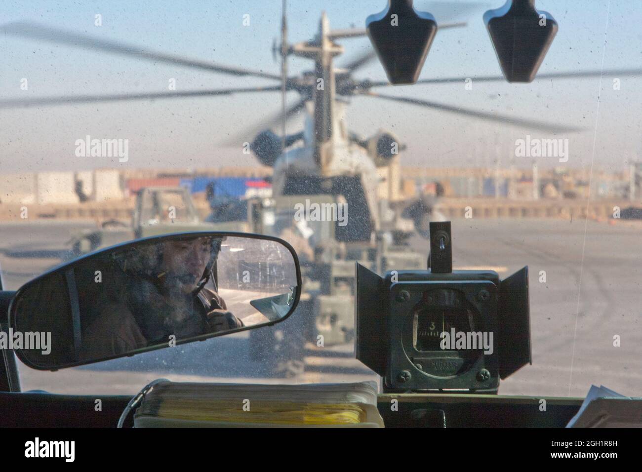 Le capitaine du corps des Marines des États-Unis, Viet Tran, pilote du Marine Heavy Helicopter Squadron 363, passe en revue l'itinéraire des opérations de vol, Camp Bastion, province de Helmand, Afghanistan, le 5 janvier, 2012. HMH-363 a effectué des opérations de vol à l'appui des troupes dans la province de Helmand. Banque D'Images