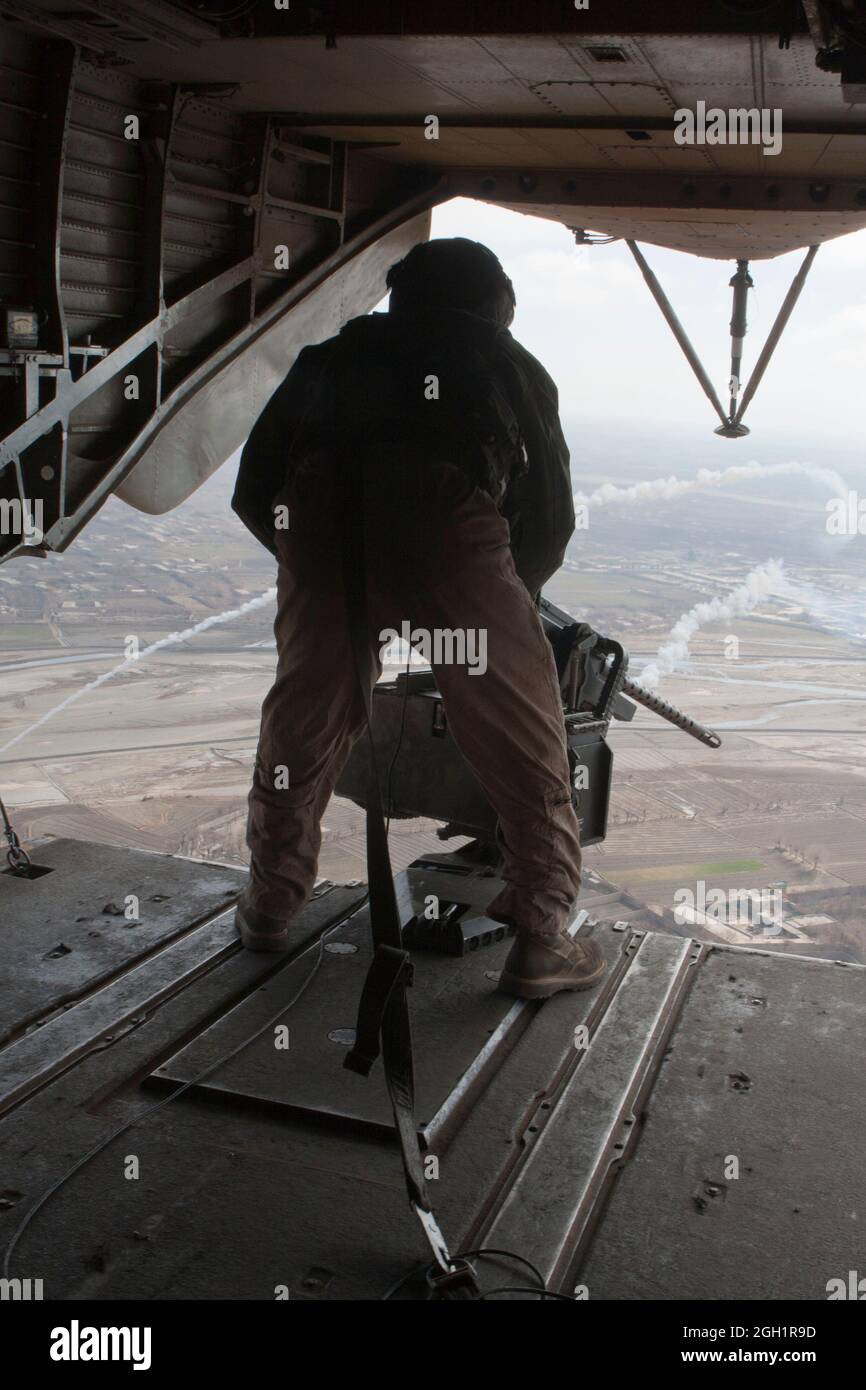 Caporal de lance du corps des Marines des États-Unis Madison DeLoach, chef d'équipage du Marine Heavy Helicopter Squadron 363 (HMH-363), observe le terrain lors d'une opération de vol de routine, dans la vallée de la rivière Helmand, province de Helmand, Afghanistan, le 5 janvier. HMH-363 a effectué des opérations de vol à l'appui des troupes dans la province de Helmand. Banque D'Images