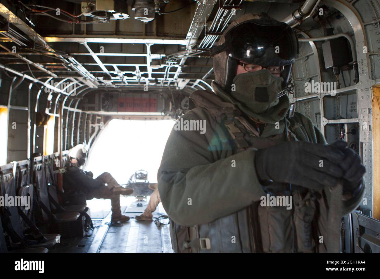 U.S. Marine corps Gunnery Sgt. Jeremy Miller (premier plan), chef d'équipage, Escadron d'hélicoptères lourds marins 363 (HMH-363), sécurise l'équipement après utilisation, Camp Bastion, province de Helmand, Afghanistan, le 5 janvier. Les Marines de HMH-363 sécurisent l'équipement afin d'assurer la responsabilité et la protection de l'équipement. Banque D'Images