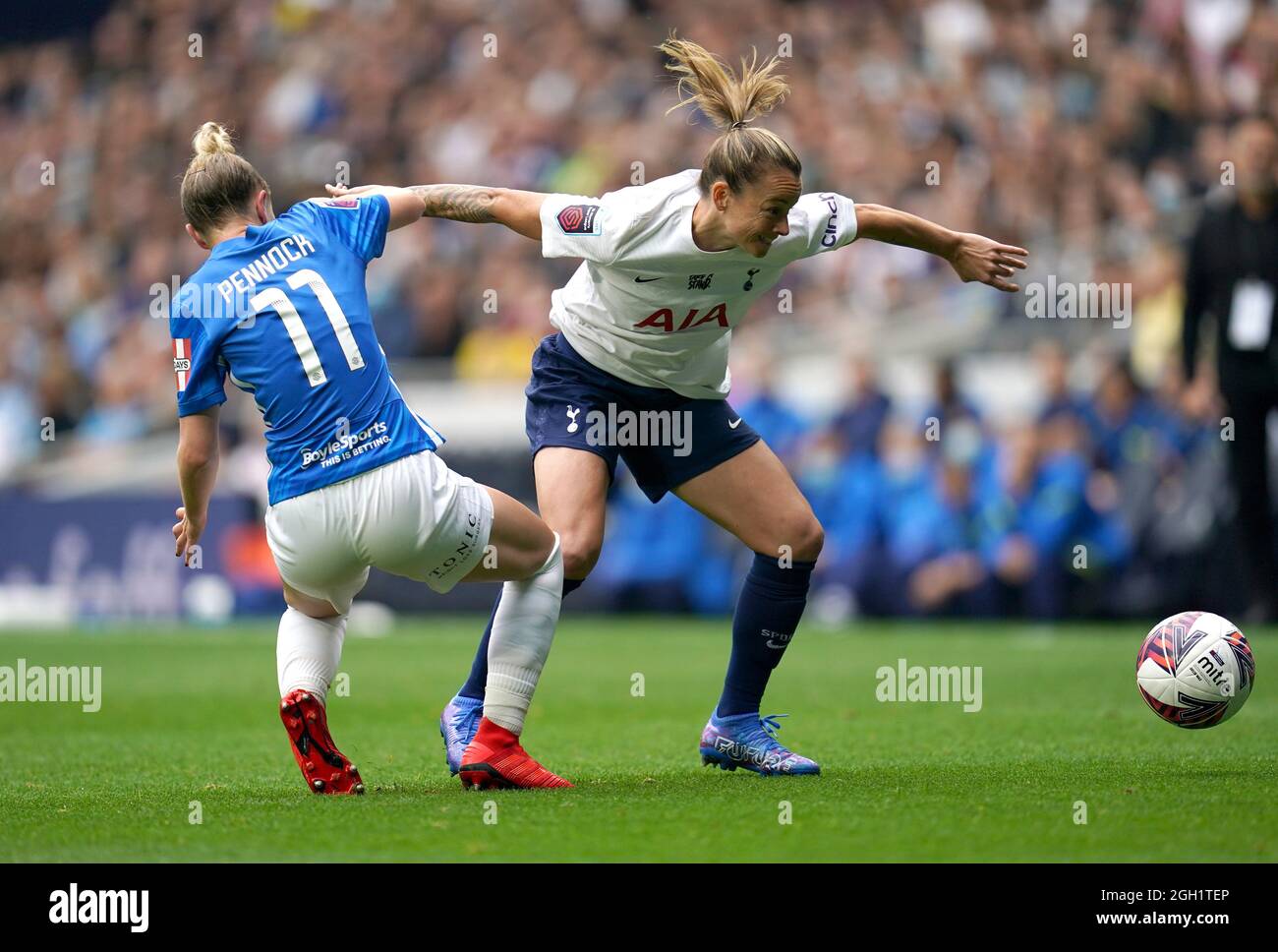 Ria Percival de Tottenham Hotspur (à droite) et Jade Pennock de Birmingham City se battent pour le ballon lors du match de Super League féminin FA au Tottenham Hotspur Stadium, Londres. Date de la photo: Samedi 4 septembre 2021. Banque D'Images