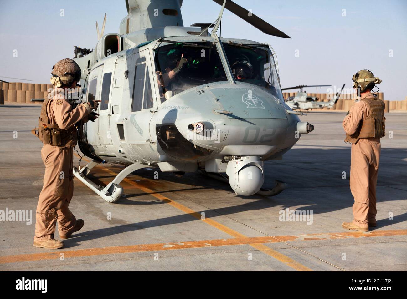 Caporal de lance du corps des Marines des États-Unis Seamos Clarke et Sgt. Robert Wise, de l'escadron d'hélicoptères d'attaque de lumière marine (HMLA) 469, effectue des contrôles en amont d'un hélicoptère UH-1Y Venom Huey avant de soutenir l'opération Halberd V sur le Camp Bastion, province de Helmand, Afghanistan, le 20 juin 2012. Le HMLA-469 a assuré la reconnaissance aérienne et la sécurité des Marines du 3e Bataillon de reconnaissance des blindés légers lors de l'opération Halberd V afin d'empêcher la distribution de la contrebande à l'appui des opérations de lutte contre l'insurrection. Banque D'Images