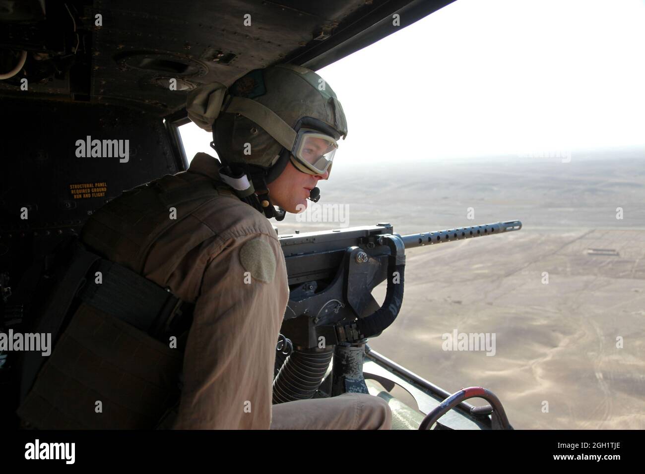 Sergent d'état-major des Marines des États-Unis Robert Wise du Marine Light Attack Helicopter Squadron (HMLA) 469 ans une mitrailleuse de calibre .50 sur un hélicoptère UH-1Y Venom Huey tout en fournissant la reconnaissance aérienne pour les Marines du 3e Bataillon de reconnaissance d'armes légères (3e LAR) dans la province de Helmand, en Afghanistan, le 20 juin 2012. Le HMLA-469 a assuré la reconnaissance aérienne et la sécurité des Marines de la 3e LAR pendant l'opération Halberd V afin d'empêcher la distribution de la contrebande à l'appui des opérations de lutte contre l'insurrection. Banque D'Images