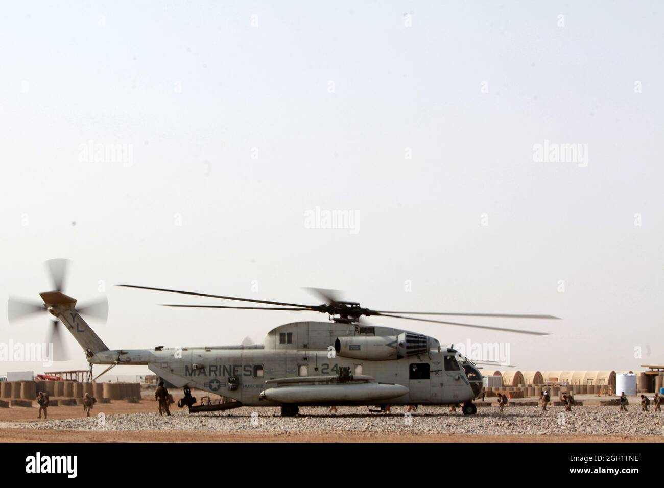 Le 20 juin 2012, les Marines des États-Unis du 3e Bataillon de reconnaissance légère (3e LAR) embarquèrent à bord d’un hélicoptère CH-53e de stalinlion de mer du 466 e Escadron d’hélicoptères lourds maritimes (HMH), 3e Escadre d’aéronefs maritimes (Forward), pour exécuter l’Op Halberd V dans la province de Helmand, en Afghanistan. Le HMLA-469 a assuré la reconnaissance aérienne et la sécurité des Marines de la 3e LAR pendant l'opération Halberd V afin d'empêcher la distribution de la contrebande à l'appui des opérations de lutte contre l'insurrection. Banque D'Images