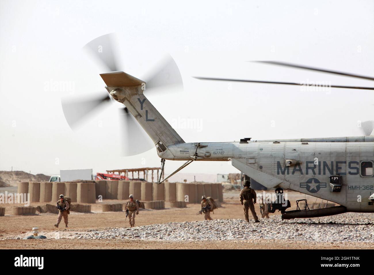 Le 20 juin 2012, les Marines des États-Unis du 3e Bataillon de reconnaissance légère (3e LAR) chargent sur un hélicoptère CH-53e de stalinlion de mer du 466 e Escadron d'hélicoptères lourds maritimes (HMH) de la 3e Escadre d'aéronefs maritimes (Forward) pour exécuter l'Op Halberd V dans la province de Helmand, en Afghanistan. Le HMLA-469 a assuré la reconnaissance aérienne et la sécurité des Marines de la 3e LAR pendant l'opération Halberd V afin d'empêcher la distribution de la contrebande à l'appui des opérations de lutte contre l'insurrection. Banque D'Images