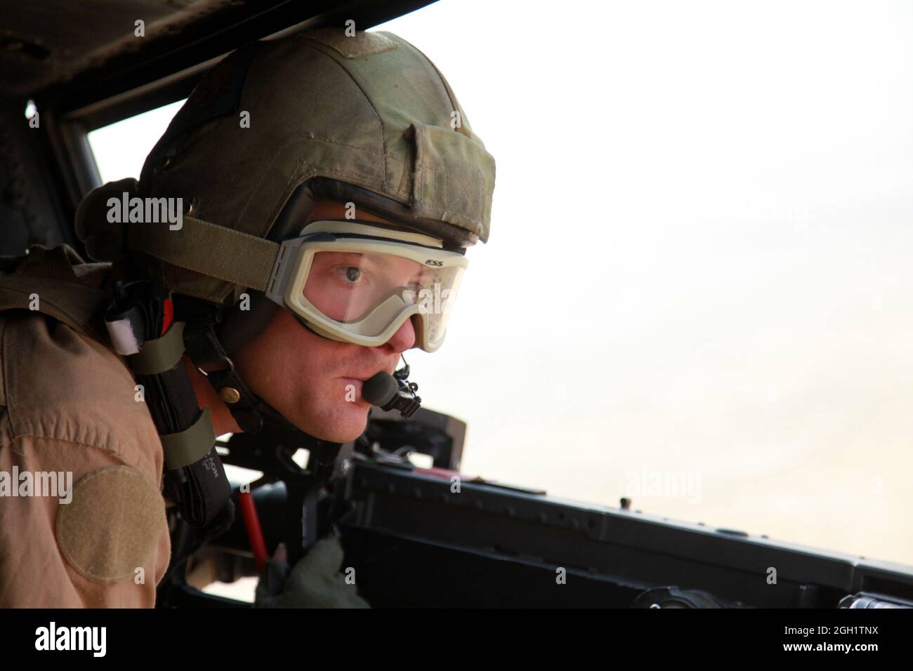 Sergent d'état-major des Marines des États-Unis Le 469 juin 2012, Robert Wise du Marine Light Attack Helicopter Squadron (HMLA) 20 balaye le terrain en y faisant une mitrailleuse de calibre 0,50 sur un hélicoptère UH-1Y Venom Huey, tout en offrant une reconnaissance aérienne aux Marines du 3e Bataillon de reconnaissance des armes légères (3e LAR) dans la province de Helmand, en Afghanistan. Le HMLA-469 a assuré la reconnaissance aérienne et la sécurité des Marines de la 3e LAR pendant l'opération Halberd V afin d'empêcher la distribution de la contrebande à l'appui des opérations de lutte contre l'insurrection. Banque D'Images