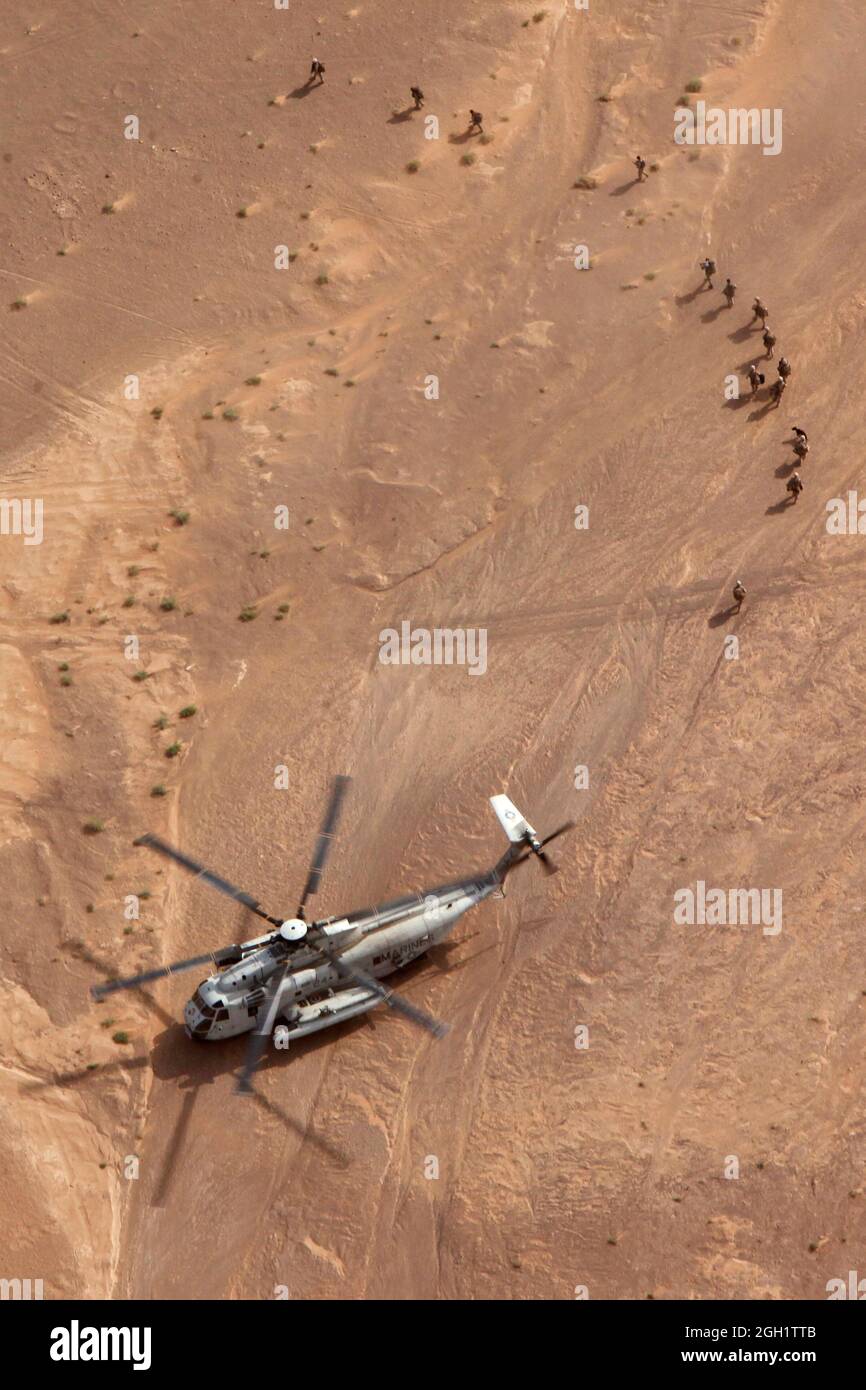 Le 20 juin 2012, deux hélicoptères CH-53e Sea Stallion du Marine Heavy Helicopter Squadron (HMH) 466, 3e Escadre Marine Aircraft (Forward) infiltrent les Marines avec le 3e Bataillon de reconnaissance légère blindée (3e LAR) pour exécuter l'opération Halberd V dans la province de Helmand, en Afghanistan. Le HMLA-469 a assuré la reconnaissance aérienne et la sécurité des Marines de la 3e LAR pendant l'opération Halberd V afin d'empêcher la distribution de la contrebande à l'appui des opérations de lutte contre l'insurrection. Banque D'Images