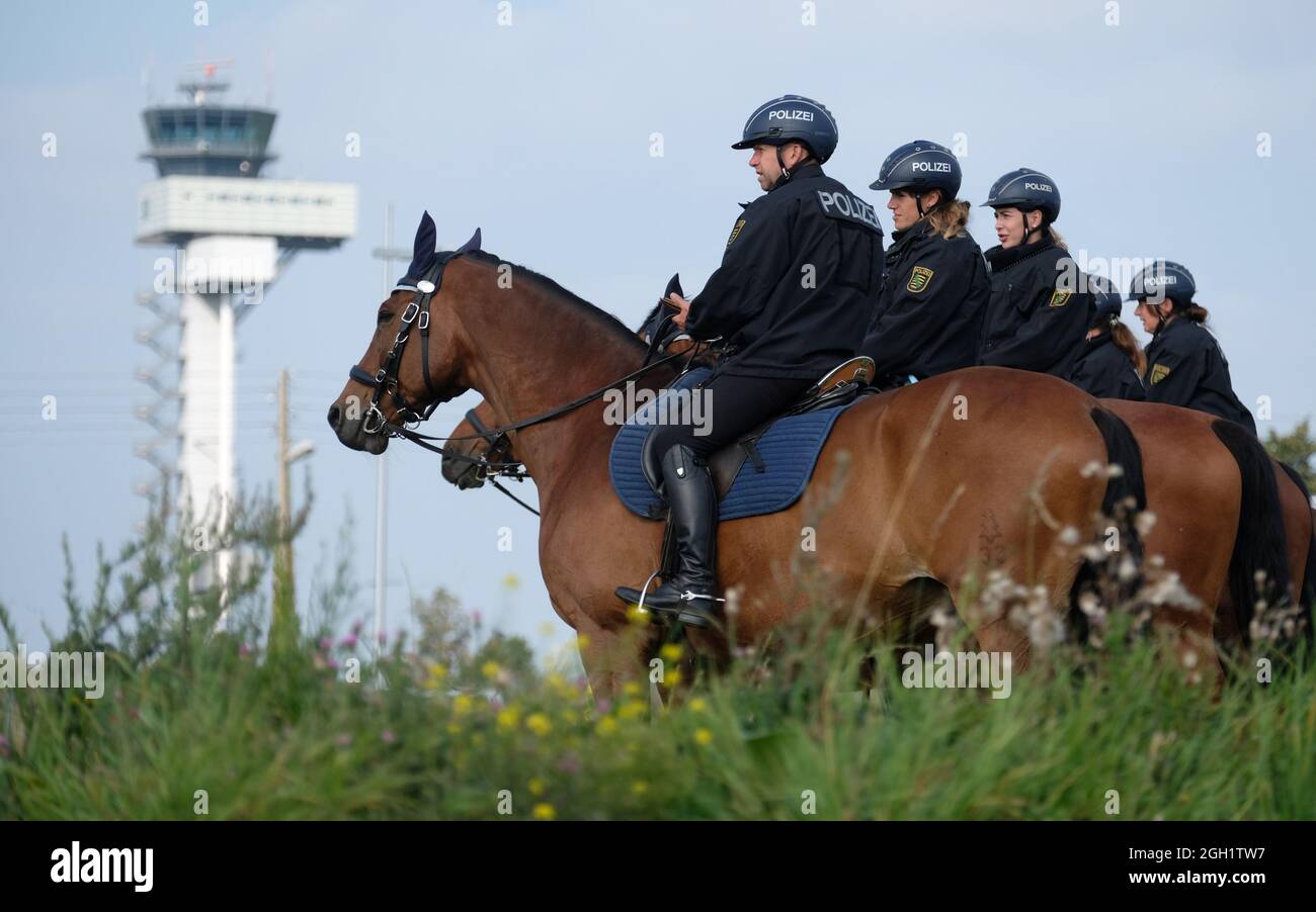 Schkeuditz, Allemagne. 04e septembre 2021. Poste de police monté à l'aéroport de Leipzig-Halle. Samedi, un grand contingent de policiers a empêché les activistes du climat de perturber les opérations de vol. Environ 100 personnes ont protesté contre l'expansion prévue de l'aéroport de fret. Credit: Sebastian Willnow/dpa-Zentralbild/dpa/Alay Live News Banque D'Images