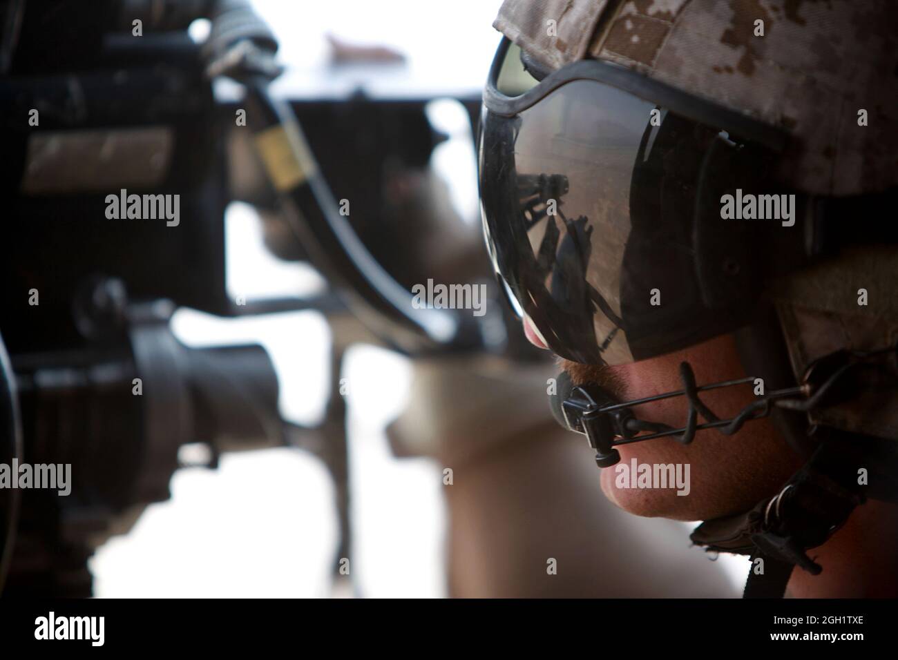 Caporal de lance du corps des Marines des États-Unis Le 20 juin 2012, Seamos Clarke, de l'Escadron d'hélicoptères d'attaque de lumière marine (HMLA) 469, scanne la zone alors qu'il était doté d'une mitrailleuse de calibre 0,50 sur un hélicoptère UH-1Y Venom Huey et assure la reconnaissance aérienne des Marines du 3e Bataillon de reconnaissance d'armes légères (3e LAR) dans la province de Helmand, en Afghanistan. Le HMLA-469 a assuré la reconnaissance aérienne et la sécurité des Marines de la 3e LAR pendant l'opération Halberd V afin d'empêcher la distribution de la contrebande à l'appui des opérations de lutte contre l'insurrection. Banque D'Images