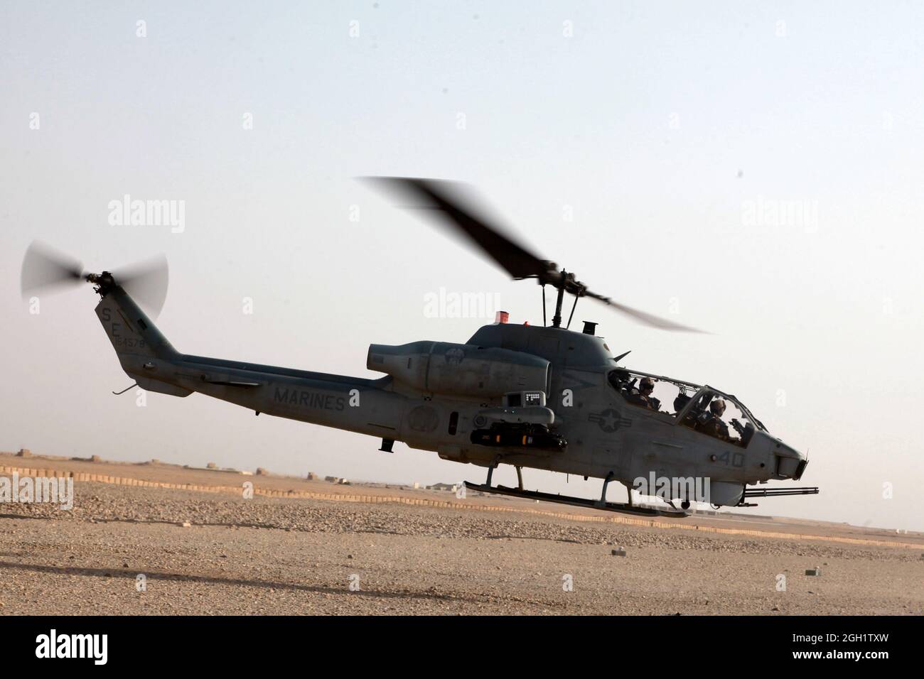 Le 20 juin 2012, un hélicoptère Cobra AH-1W du corps des Marines des États-Unis avec l'escadron d'hélicoptère d'attaque de lumière marine (HMLA) 469 prend son envol pour retourner au Camp Leatherneck après avoir exécuté l'opération Halberd V Helmand province (Afghanistan). Le HMLA-469 a assuré la reconnaissance aérienne et la sécurité des Marines de la 3e LAR pendant l'opération Halberd V afin d'empêcher la distribution de la contrebande à l'appui des opérations de lutte contre l'insurrection. Banque D'Images
