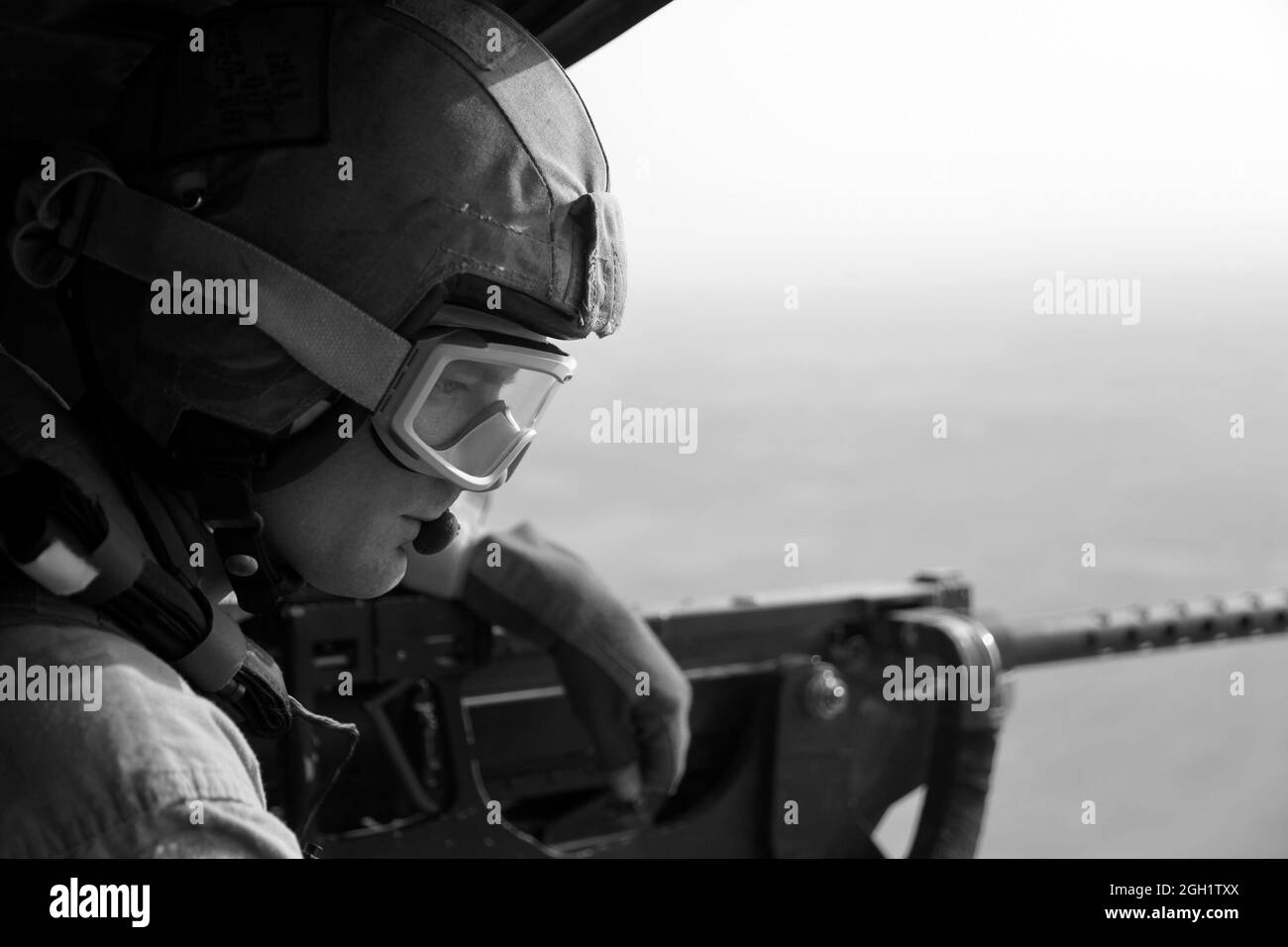Sergent d'état-major des Marines des États-Unis Le 469 juin 2012, Robert Wise du Marine Light Attack Helicopter Squadron (HMLA) 20 balaye le terrain en y faisant une mitrailleuse de calibre 0,50 sur un hélicoptère UH-1Y Venom Huey, tout en offrant une reconnaissance aérienne aux Marines du 3e Bataillon de reconnaissance des armes légères (3e LAR) dans la province de Helmand, en Afghanistan. Le HMLA-469 a assuré la reconnaissance aérienne et la sécurité des Marines de la 3e LAR pendant l'opération Halberd V afin d'empêcher la distribution de la contrebande à l'appui des opérations de lutte contre l'insurrection. Banque D'Images