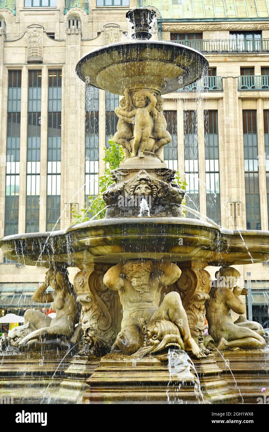 Le néo-baroque Corneliusbrunnen à Corneliusplatz à Düsseldorf, en Allemagne, érigé en 1882 par le sculpteur Leo Müsch. Banque D'Images