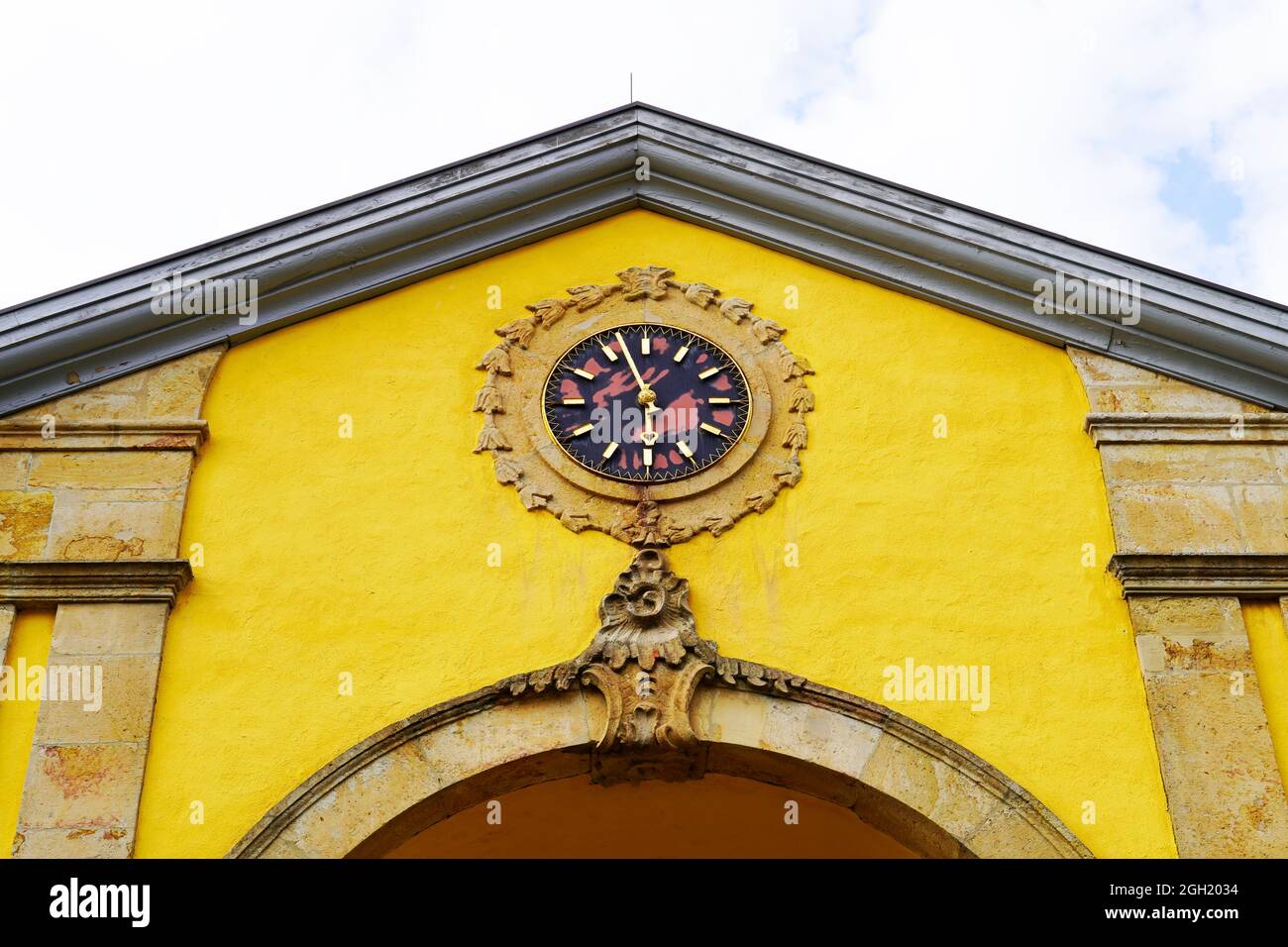 Horloge à l'entrée d'un vieux château. Symétrie Banque D'Images