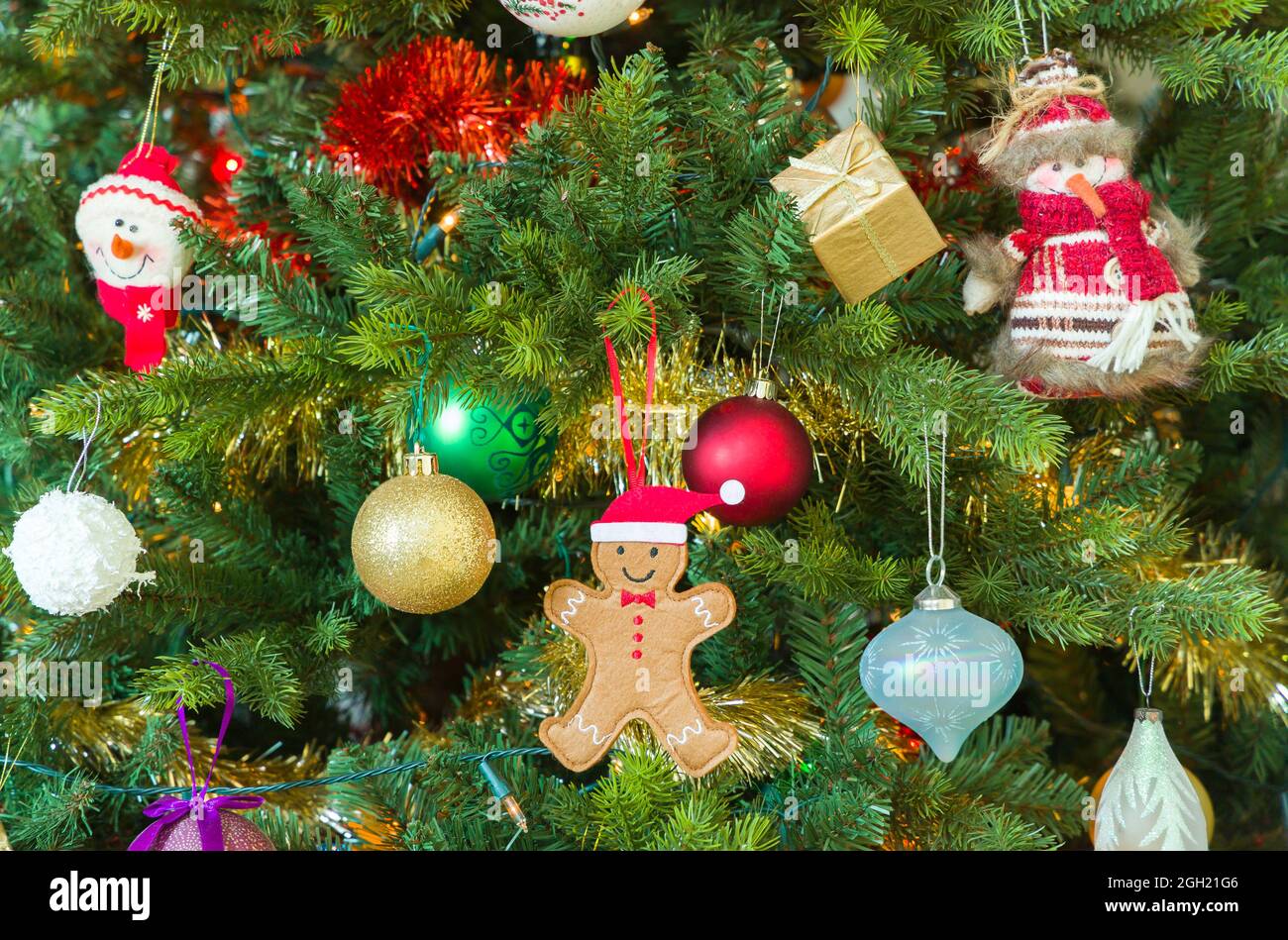 Décorations de Noël ou ornements sur un arbre de Noël décoré gros plan, Royaume-Uni Banque D'Images