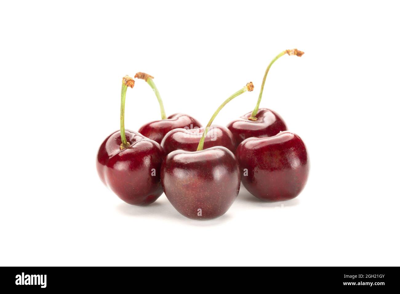 Un bouquet de cerises rouges mûres. Isolé sur fond blanc. Banque D'Images