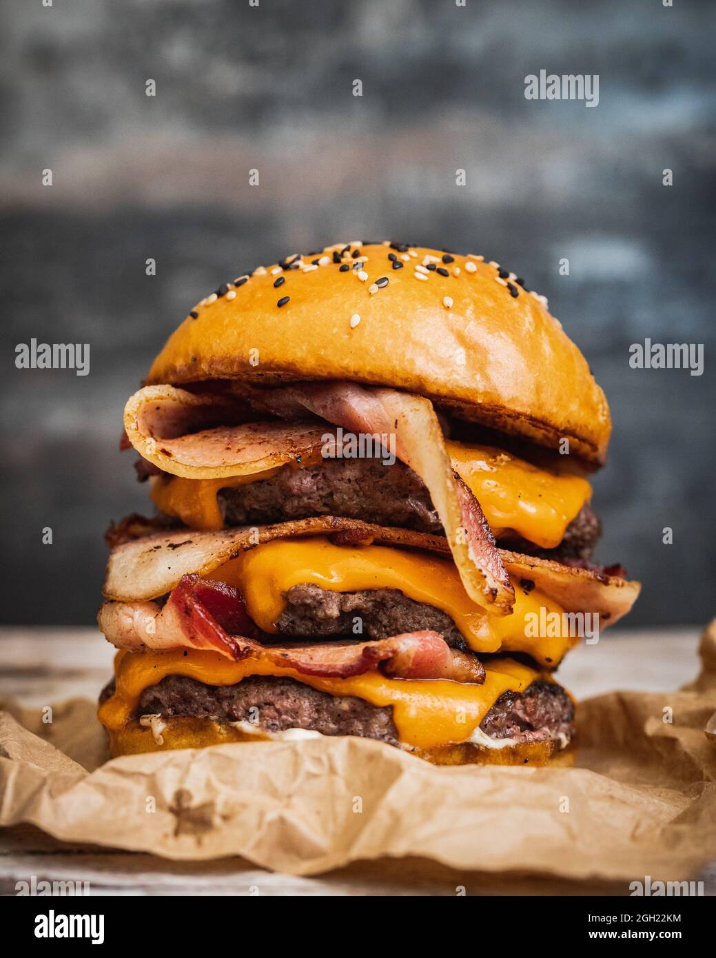 Gros plan d'un délicieux hamburger géant au bacon frit, au fromage fondu et au bœuf Banque D'Images