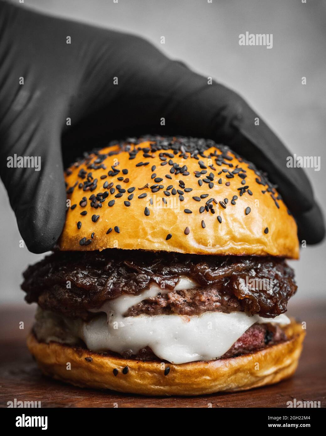 Gros plan d'un délicieux hamburger au bœuf et au fromage blanc fondu Banque D'Images