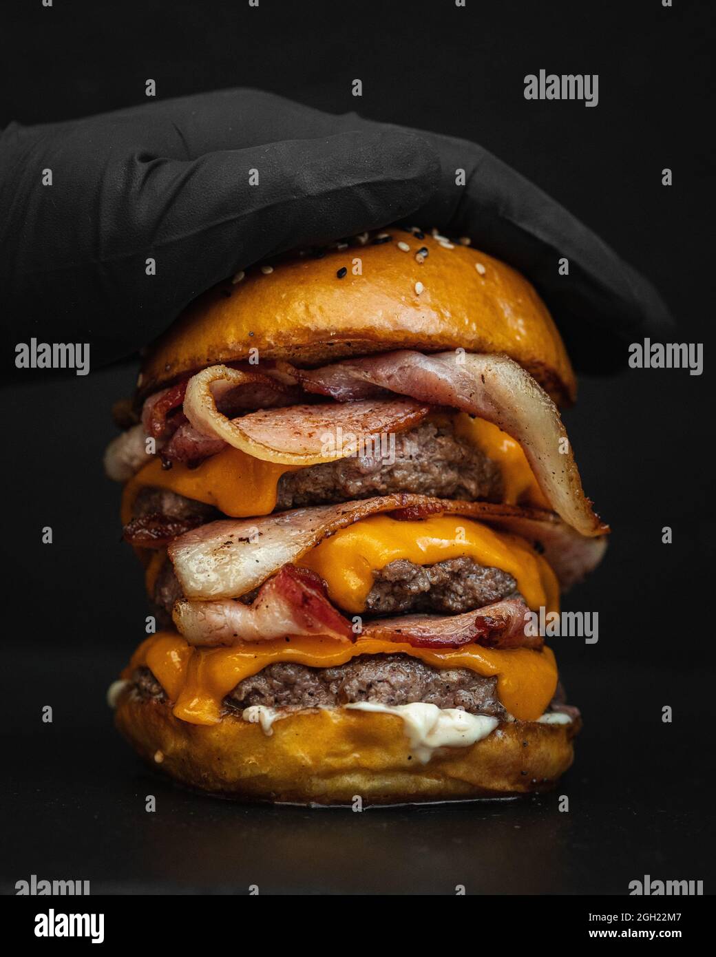 Gros plan d'un délicieux hamburger géant au bacon frit, au fromage fondu et au bœuf Banque D'Images