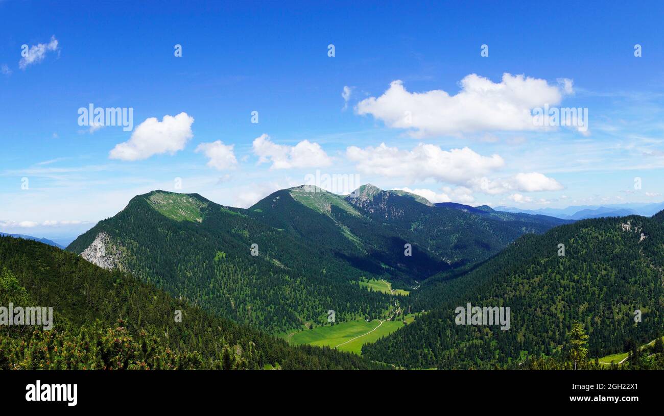 Montagnes de Wank près de Garmisch-Partenkirchen, Bavière. Vue depuis le dessus du paysage environnant avec montagnes. Banque D'Images