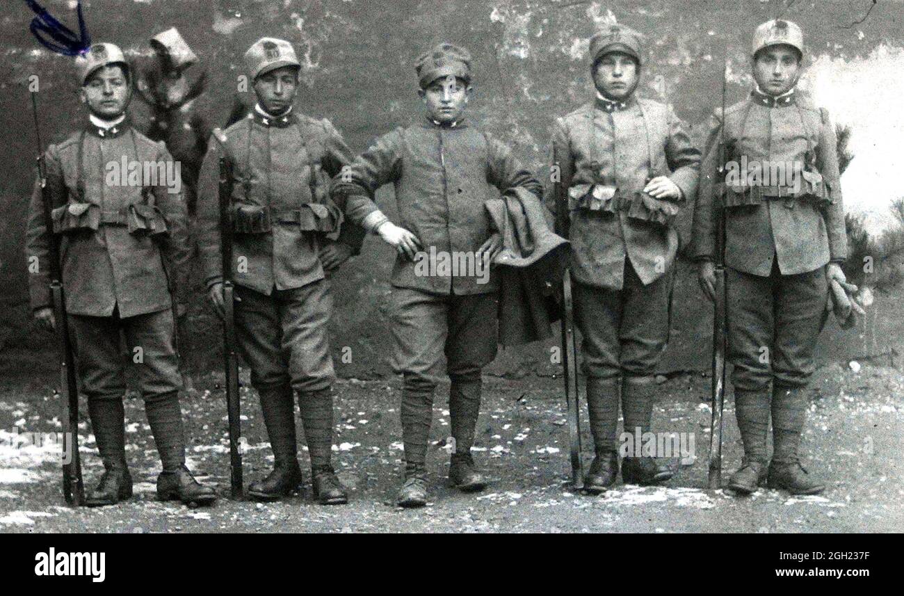 ALFONSO DE MARCO , À GAUCHE, EST RETOURNÉ EN ITALIE POUR SERVICE NATIONAL Banque D'Images