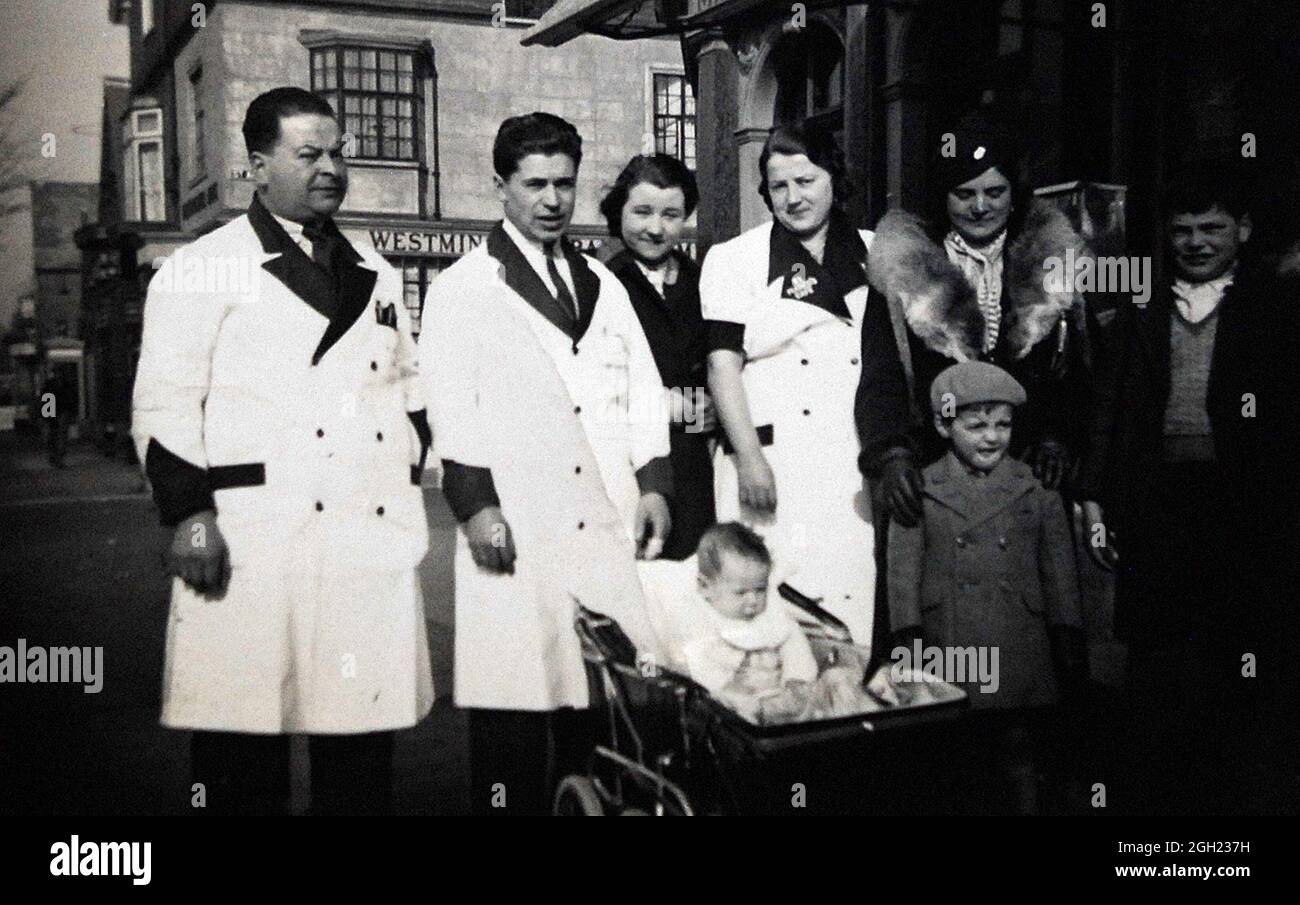 ALFONSO DE MARCO' GAUCHE , DEVANT SON MAGASIN DE GLACE AU BORD DE LA MER , Banque D'Images