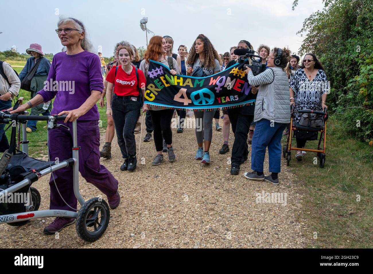 Les femmes arrivent à Greenham Common Gates 40 ans après la marche originale de Cardiff et du camp de paix de Greenham Womens le 5 septembre 1981. Banque D'Images