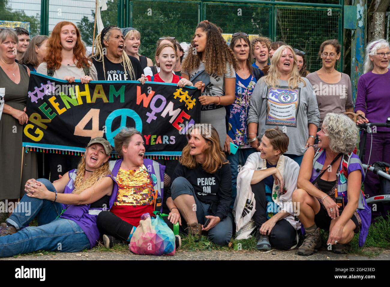 Les femmes arrivent à Greenham Common Gates 40 ans après la marche originale de Cardiff et du camp de paix de Greenham Womens le 5 septembre 1981. Banque D'Images