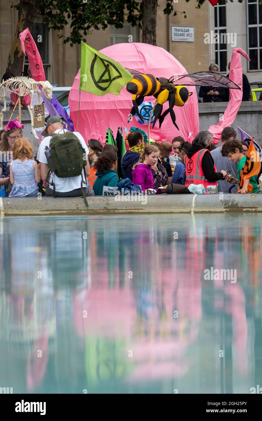 Londres, Royaume-Uni. 4 septembre 2021. Les militants du climat de la rébellion de l'extinction avec un poulpe rose géant participent à une marche pour la nature de Trafalgar Square à Marble Arch pour mettre en évidence l'effet du changement climatique sur la perte de la vie végétale et animale. L'événement a lieu le treize jour de la manifestation de deux semaines "l'impossible rébellion" pour "cibler la cause profonde de la crise climatique et écologique". Credit: Stephen Chung / Alamy Live News Banque D'Images