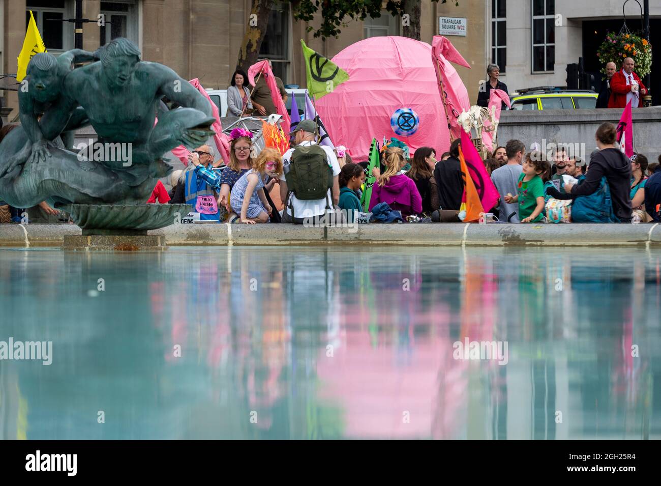 Londres, Royaume-Uni. 4 septembre 2021. Les militants du climat de la rébellion de l'extinction avec un poulpe rose géant participent à une marche pour la nature de Trafalgar Square à Marble Arch pour mettre en évidence l'effet du changement climatique sur la perte de la vie végétale et animale. L'événement a lieu le treize jour de la manifestation de deux semaines "l'impossible rébellion" pour "cibler la cause profonde de la crise climatique et écologique". Credit: Stephen Chung / Alamy Live News Banque D'Images