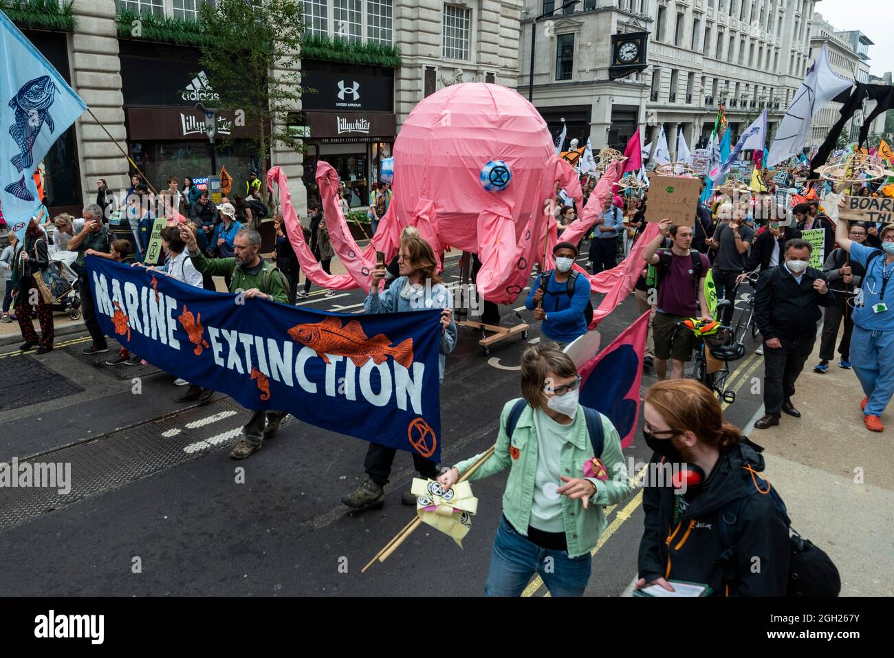 Londres, Royaume-Uni. 4 septembre 2021. Les militants du climat de la rébellion de l'extinction avec un poulpe rose géant participent à une marche pour la nature de Trafalgar Square à Marble Arch pour mettre en évidence l'effet du changement climatique sur la perte de la vie végétale et animale. L'événement a lieu le treize jour de la manifestation de deux semaines "l'impossible rébellion" pour "cibler la cause profonde de la crise climatique et écologique". Credit: Stephen Chung / Alamy Live News Banque D'Images