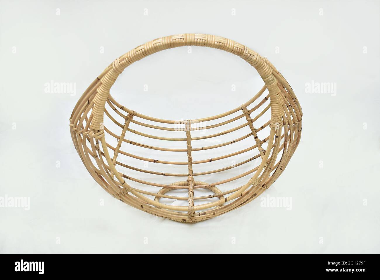 panier de fruits en rotin sur fond blanc Banque D'Images