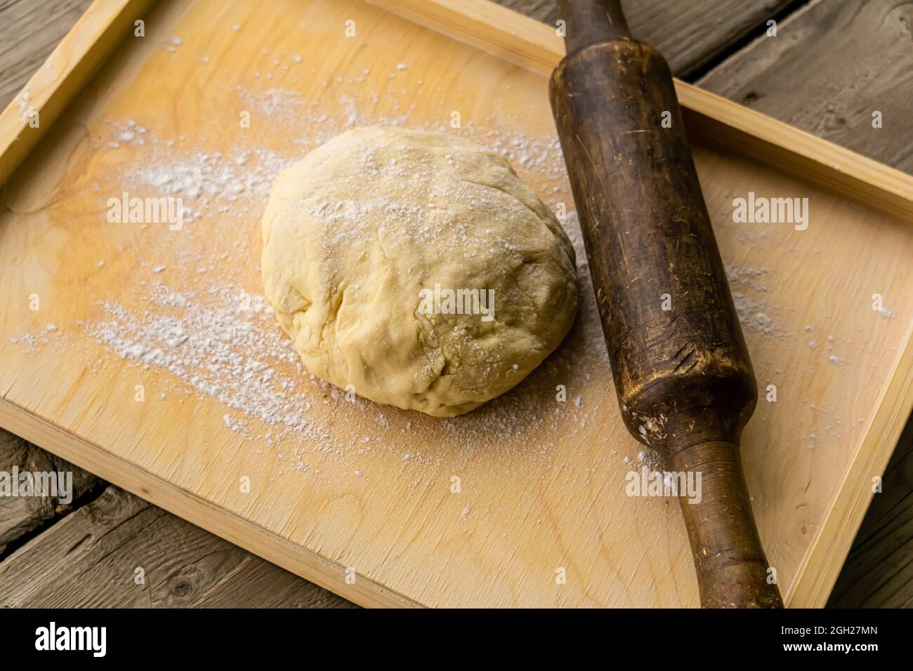 pâte et rollpin traditionnel en bois sur une table de cuisson Banque D'Images