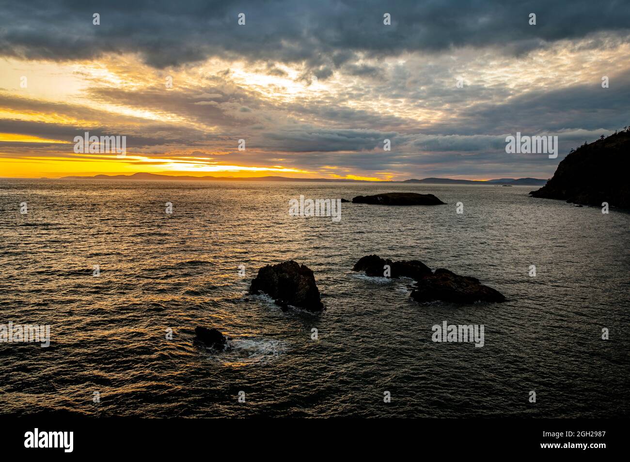 WA20236-00....WASHINGTON - coucher de soleil sur le détroit de Rosario depuis Rosario Head dans le parc national de Deception Pass, île Fidalgo. Banque D'Images