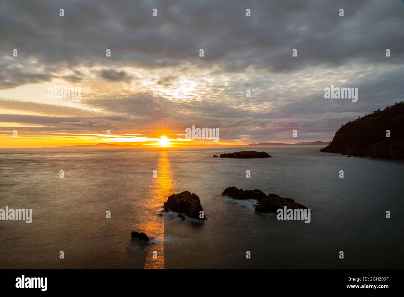 WA20237-00....WASHINGTON - coucher de soleil sur le détroit de Rosario depuis Rosario Head dans le parc national de Deception Pass, île Fidalgo. Banque D'Images